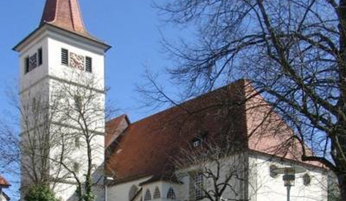 Die Evangelische St. Blasius Kirche in Altdorf mit hohem Turm und rotem Dach, umgeben von Bäumen, bei klarem Himmel., © Natur.Nah. Schönbuch & Heckengäu Die Evangelische St. Blasius Kirche in Altdorf mit hohem Turm und rotem Dach, umgeben von Bäumen, bei klarem Himmel., © Natur.Nah. Schönbuch & Heckengäu