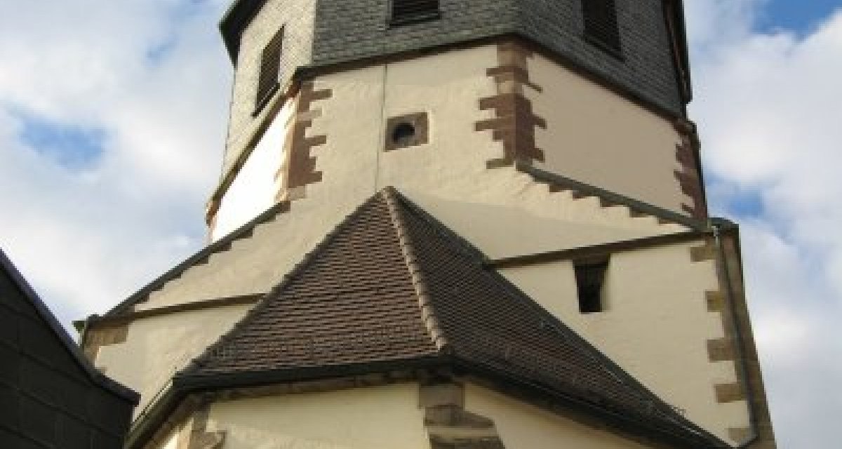 Die Evangelische Clemenskirche mit ihrem markanten Turm und einer Uhr, umgeben von einem bewölkten Himmel., © Land der 1000 Hügel - Kraichgau-Stromberg Die Evangelische Clemenskirche mit ihrem markanten Turm und einer Uhr, umgeben von einem bewölkten Himmel., © Land der 1000 Hügel - Kraichgau-Stromberg