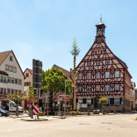 Platz gesäumt von verschiedenen Gebäuden, darunter zwei mit FAchwerkfassaden, in der Platzmitte Baum und Brunnen, © Stadt Gaildorf Platz gesäumt von verschiedenen Gebäuden, darunter zwei mit FAchwerkfassaden, in der Platzmitte Baum und Brunnen, © Stadt Gaildorf