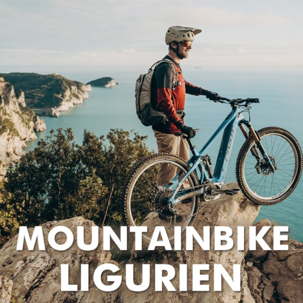 Ein Mountainbiker steht auf einem Felsen mit Blick auf das Meer in Ligurien. Im Vordergrund ein Fahrrad, im Hintergrund die Küste., © Expedition Erde Ein Mountainbiker steht auf einem Felsen mit Blick auf das Meer in Ligurien. Im Vordergrund ein Fahrrad, im Hintergrund die Küste., © Expedition Erde