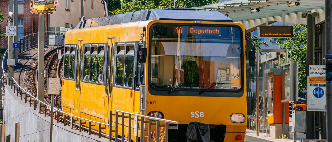Gelbe Zahnradbahn der Linie 10 in Stuttgart am Marienplatz. Die Bahn fährt Richtung Degerloch. Im Hintergrund sind Schienen und Gebäude zu sehen., © Stuttgart-Marketing GmbH, Thomas Niedermüller