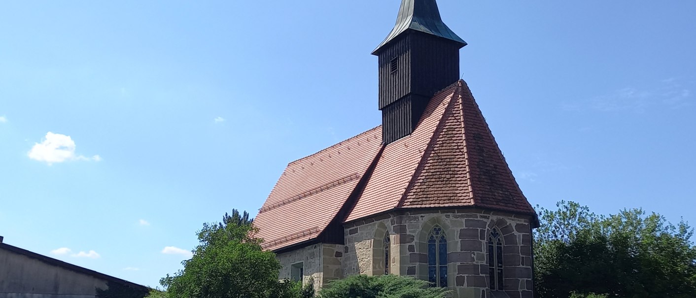 Die Bartholom&auml;uskirche in Gro&szlig;altdorf zeigt sich mit ihrem markanten roten Ziegeldach und einem h&ouml;lzernen Dachreiter unter klarem, blauem Himmel., &copy; Petra Natzkowski