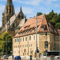 Historische Gebäude in Esslingen am Neckar, darunter Fachwerkhäuser und eine Kirche. Die Szene zeigt eine belebte Straßenecke mit Autos und Bussen., © SMG, Sarah Schmid Historische Gebäude in Esslingen am Neckar, darunter Fachwerkhäuser und eine Kirche. Die Szene zeigt eine belebte Straßenecke mit Autos und Bussen., © SMG, Sarah Schmid