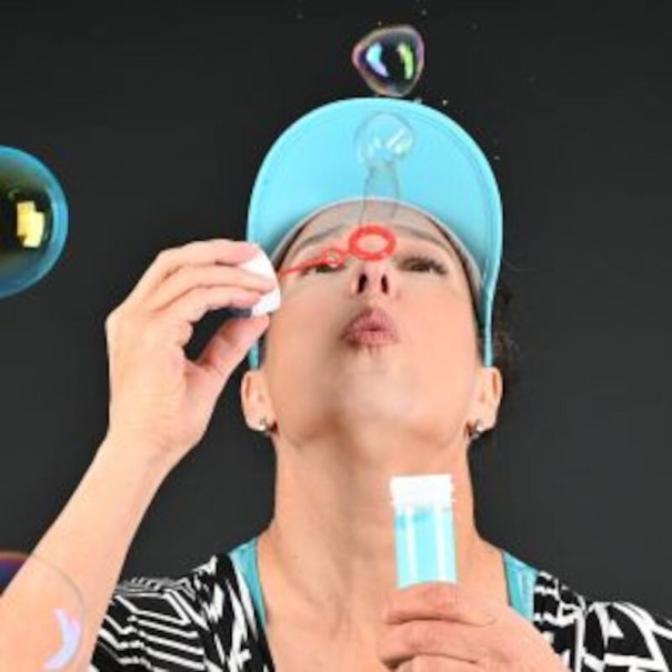 Eine Person mit blauer Kappe pustet Seifenblasen in die Luft. Der Hintergrund ist schwarz, was die bunten Blasen hervorhebt., © Stadtverwaltung Remseck am Neckar