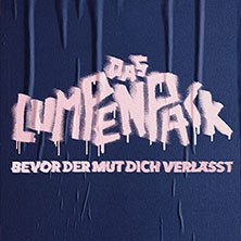 Albumcover von Das Lumpenpack mit dem Titel 'Bevor der Mut dich verl&auml;sst' in rosa Schrift auf dunkelblauem Hintergrund., &copy; links im Bild