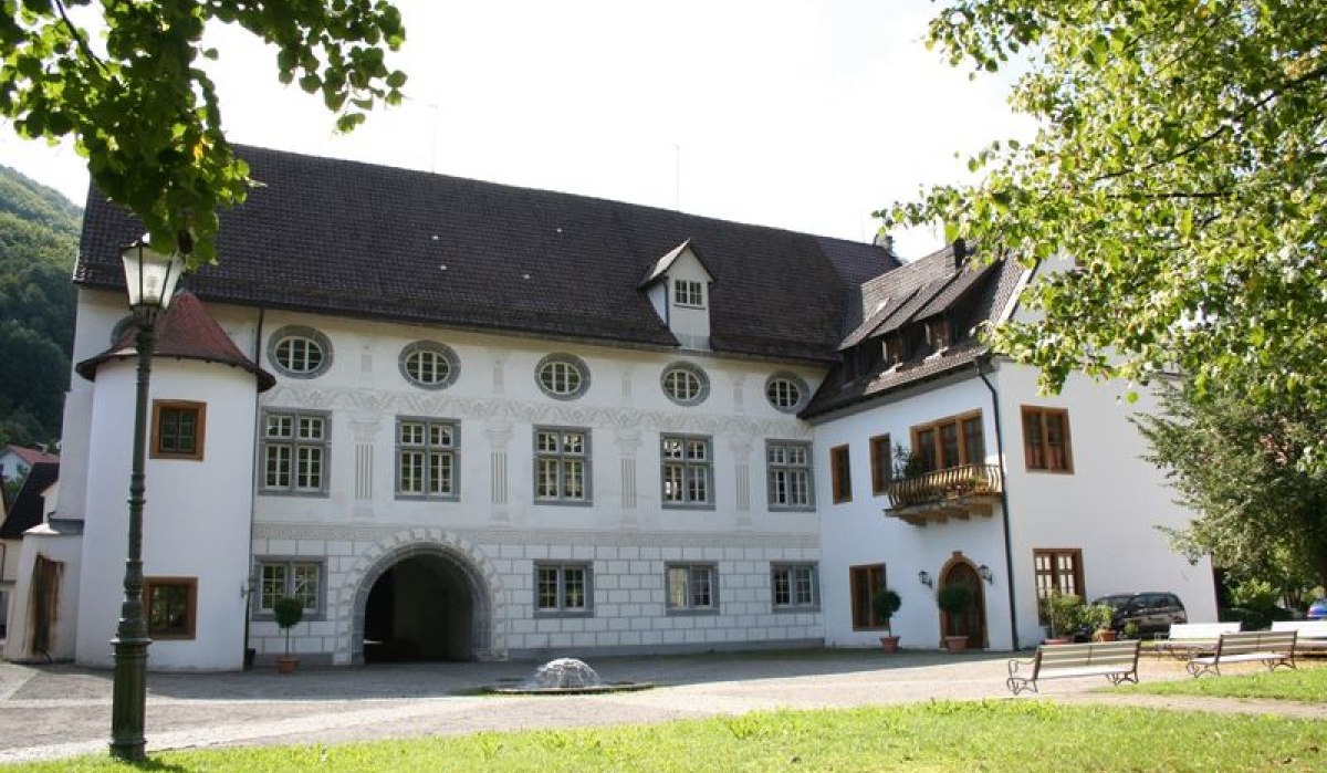 Das Residenzschloss Wiesensteig mit weißer Fassade, Rundbogenfenstern und einem Torbogen, umgeben von Bäumen und einer Grünfläche., © Stadt Wiesensteig Das Residenzschloss Wiesensteig mit weißer Fassade, Rundbogenfenstern und einem Torbogen, umgeben von Bäumen und einer Grünfläche., © Stadt Wiesensteig