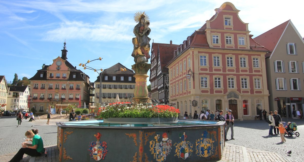 Marktplatz mit Marienbrunnen im Vordergrund, umgeben von historischen Gebäuden. Menschen spazieren und sitzen bei sonnigem Wetter., © Stadtverwaltung Schwäbisch Gmünd Marktplatz mit Marienbrunnen im Vordergrund, umgeben von historischen Gebäuden. Menschen spazieren und sitzen bei sonnigem Wetter., © Stadtverwaltung Schwäbisch Gmünd