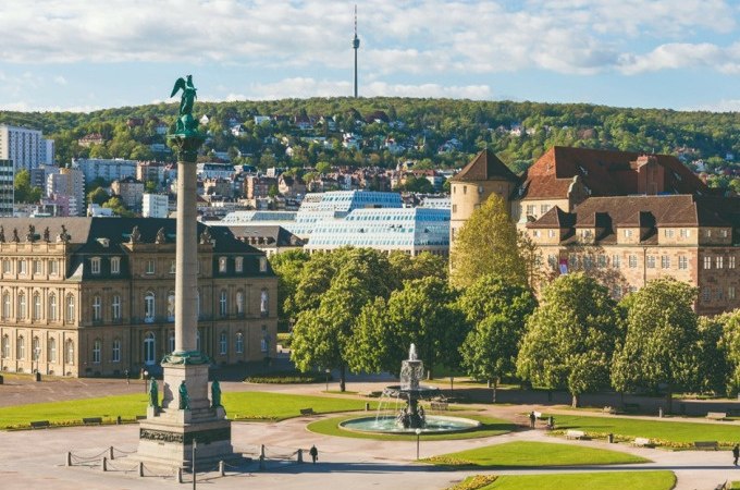 Der Schlossplatz in Stuttgart mit einer Säule und einem Brunnen im Vordergrund. Im Hintergrund ist der Fernsehturm zu sehen., © Schlienz-Tours GmbH &amp; Co.KG