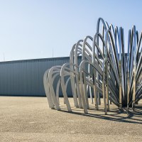 Moderne Skulptur aus gebogenen Metallstreben vor der Galerie Stihl in Waiblingen, bei klarem Himmel und Sonnenschein., © SMG, Sarah Schmid Moderne Skulptur aus gebogenen Metallstreben vor der Galerie Stihl in Waiblingen, bei klarem Himmel und Sonnenschein., © SMG, Sarah Schmid