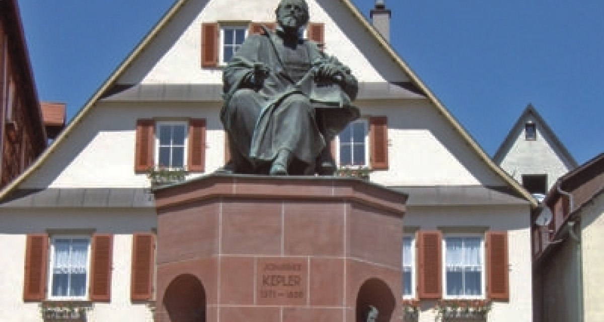 Das Kepler-Denkmal zeigt eine Statue von Johannes Kepler vor einem Fachwerkhaus mit roten Fensterl&auml;den., &copy; Sindelfingen - Stuttgart-Marketing GmbH