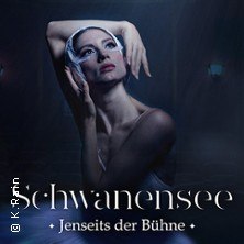 Eine Ballerina in dramatischer Pose, umgeben von Dunkelheit. Der Text "Schwanensee - Jenseits der Bühne" ist sichtbar., © links im Bild Eine Ballerina in dramatischer Pose, umgeben von Dunkelheit. Der Text "Schwanensee - Jenseits der Bühne" ist sichtbar., © links im Bild