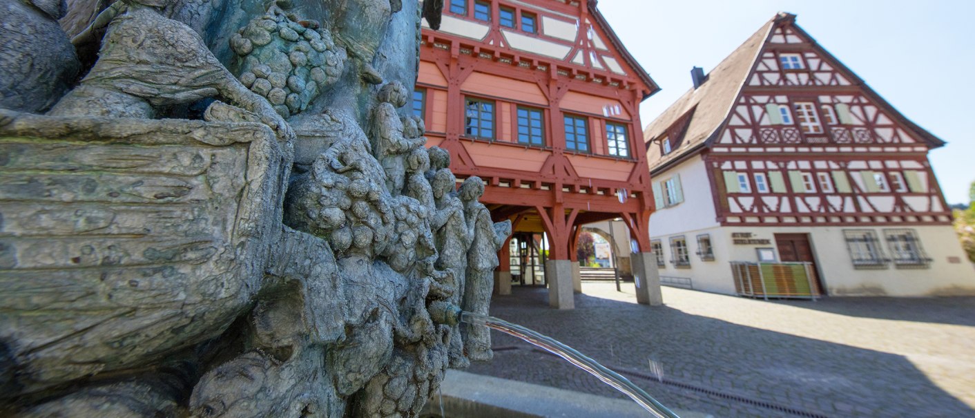 Detail eines Brunnens mit Figuren, im Hintergrund Fachwerkhäuser in Plochingen., © Stuttgart-Marketing GmbH