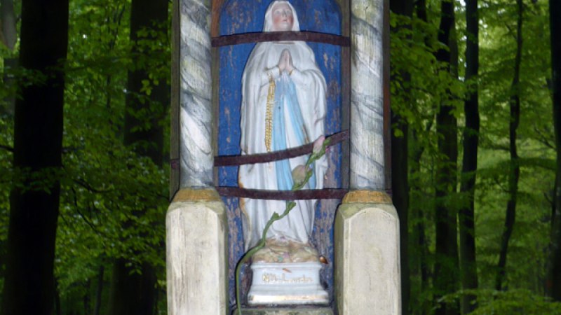 Eine Madonna-Statue in einem h&ouml;lzernen Schrein im Wald, umgeben von B&auml;umen. Die Statue zeigt Maria in betender Haltung., &copy; Schw&auml;bische Alb Tourismusverband e.V.