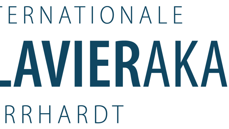 Logo der Internationalen Klavierakademie Murrhardt mit stilisierten Klaviertasten und Schriftzug in Blau.