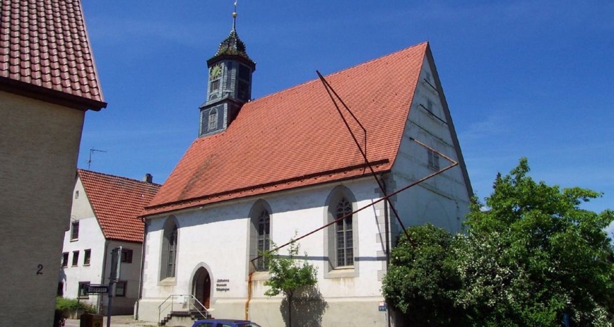 Ein historisches Geb&auml;ude mit rotem Ziegeldach und Turm, beschriftet als J&uuml;disches Museum. Ein Auto parkt davor, blauer Himmel im Hintergrund., &copy; Distrito de G&ouml;ppingen