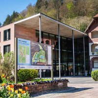 Moderne und traditionelle Geb&auml;ude in Bad Liebenzell, umgeben von gr&uuml;nen B&uuml;schen und bunten Fr&uuml;hlingsblumen., &copy; LOCHER Fotodesign&Manufaktur