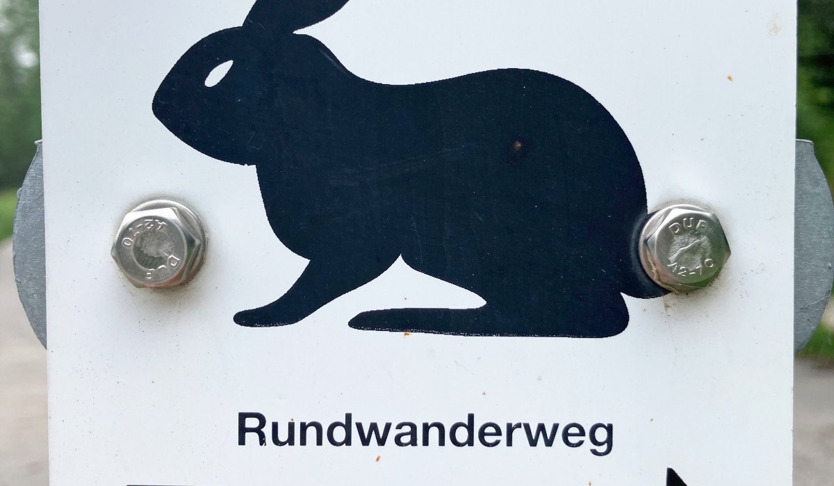 Schild mit schwarzem Hasen-Symbol, Aufschrift 'Rundwanderweg', Nummer 3, Pfeil nach rechts, Wappen von Remseck am Neckar., © Stadt Remseck am Neckar