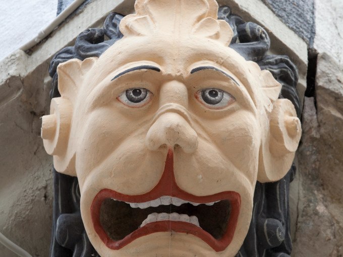 Nahaufnahme eines Neidkopfes mit ausdrucksstarkem Gesicht und offenem Mund, Teil der Waiblinger Neidköpfe., © WTM GmbH Waiblingen