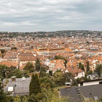 Panoramablick auf Stuttgart von der Hasenbergsteige aus. Die Stadt erstreckt sich mit roten Dächern und grünen Hügeln im Hintergrund., © Stuttgart-Marketing GmbH, Sarah Schmid Panoramablick auf Stuttgart von der Hasenbergsteige aus. Die Stadt erstreckt sich mit roten Dächern und grünen Hügeln im Hintergrund., © Stuttgart-Marketing GmbH, Sarah Schmid