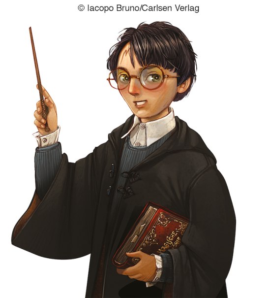 Ein junger Zauberer mit Brille hält einen Zauberstab und ein Buch. Er trägt einen schwarzen Umhang und schaut aufmerksam nach vorne., © Osiander Vertriebsgesellschaft mbH & Co. KG