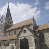 Historische Kirche mit spitzem Turm und roten Ziegeld&auml;chern. Der Himmel ist blau mit einigen Wolken., &copy; Stadt G&ouml;ppingen