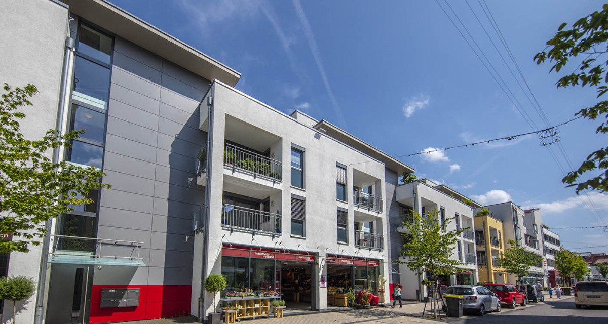 Moderne Wohngebäude in Fellbach, sonniger Tag, blauer Himmel, Autos parken entlang der Straße, Menschen spazieren., © Stadt Fellbach Moderne Wohngebäude in Fellbach, sonniger Tag, blauer Himmel, Autos parken entlang der Straße, Menschen spazieren., © Stadt Fellbach