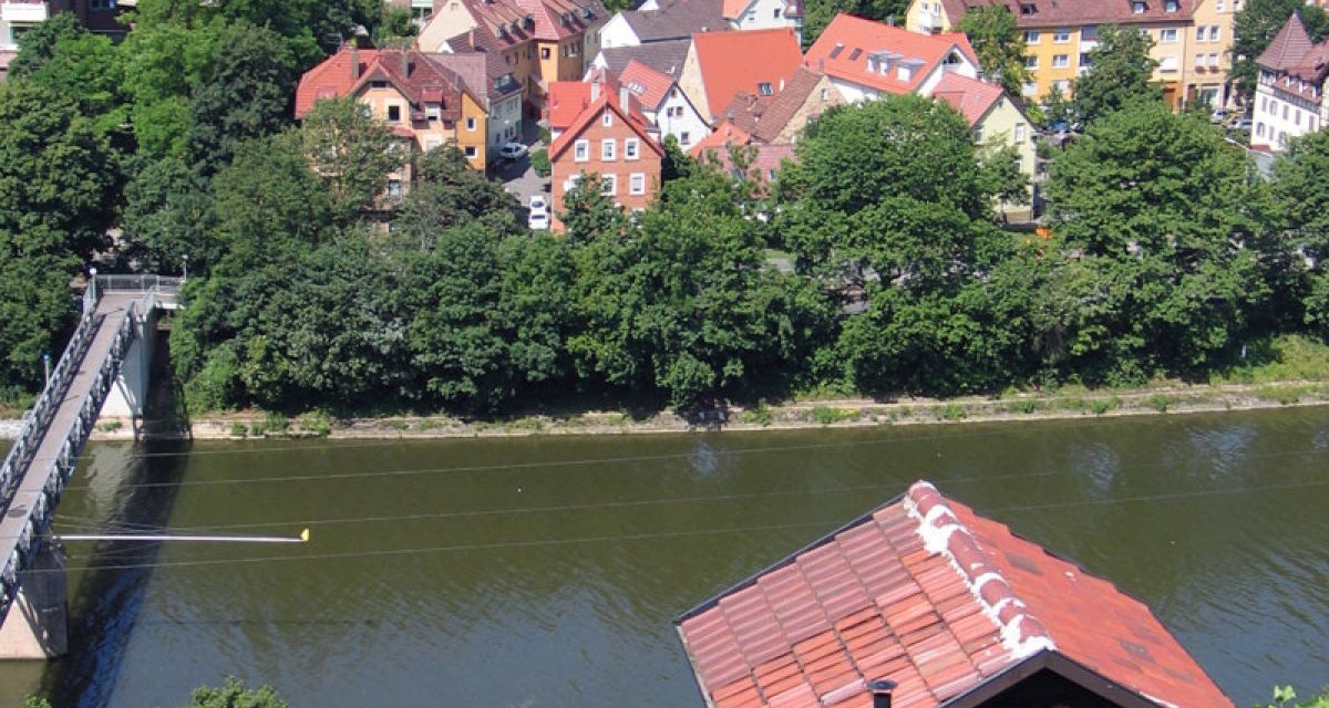 Blick auf den Neckar mit einer Br&uuml;cke, umgeben von gr&uuml;nen B&auml;umen und roten D&auml;chern der H&auml;user im Hintergrund., &copy; Stuttgart-Marketing GmbH