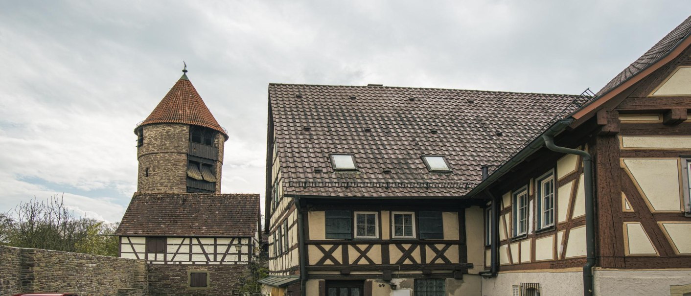 Der Seilerturm in Weil der Stadt neben Fachwerkhäusern, unter bewölktem Himmel. Historische Architektur in einer malerischen Umgebung., © SMG,  Sarah Schmid