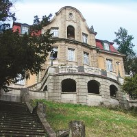 Historische Villa mit geschwungenem Dach, großen Fenstern und einer Treppe im Vordergrund, umgeben von Bäumen und Rasen., © Stuttgart-Marketing GmbH