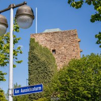 Der Aussichtsturm des Schwäbischen Albvereins in Plochingen ist hinter grünen Bäumen und einer Straßenlaterne zu sehen., © SMG, Achim Mende