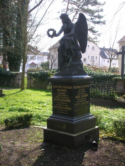 Grabmalsstatue auf dem alten Friedhof Schorndorf, © GrîleGarîle