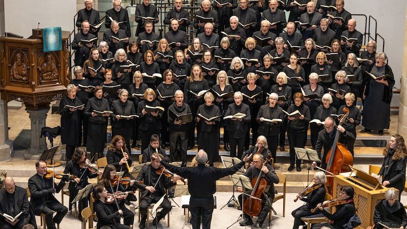 Ein Chor und Orchester in einer Kirche bei einem Konzert. Der Dirigent steht vorne, die Musiker spielen Streichinstrumente. Der Chor singt aus Noten., © Stadtverwaltung Vaihingen an der Enz Ein Chor und Orchester in einer Kirche bei einem Konzert. Der Dirigent steht vorne, die Musiker spielen Streichinstrumente. Der Chor singt aus Noten., © Stadtverwaltung Vaihingen an der Enz