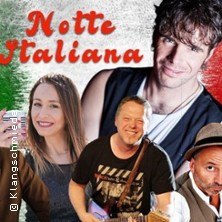 Vier Personen vor einer italienischen Flagge, der Titel 'Notte Italiana' ist oben zu sehen. Die Personen l&auml;cheln und wirken fr&ouml;hlich., &copy; links im Bild