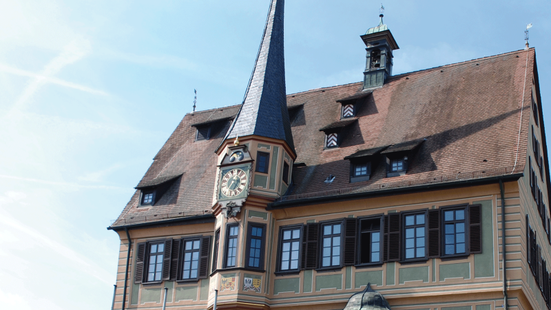 Das historische Rathaus von Bietigheim mit markantem Uhrturm und Fachwerkdach vor blauem Himmel., © Stuttgart-Marketing GmbH
