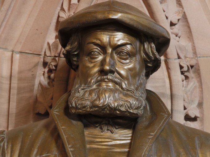 Bronzeb&uuml;ste eines b&auml;rtigen Mannes mit Hut vor einem verzierten steinernen Hintergrund., &copy; Stadtverwaltung Weil der Stadt