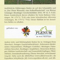 Ein Informationsschild steht an einem See mit bewaldeten Hügeln im Hintergrund. Text informiert über Naturerlebnispfade und Förderer im Kreis Reutlingen., © Mythos Schwäbische Alb Ein Informationsschild steht an einem See mit bewaldeten Hügeln im Hintergrund. Text informiert über Naturerlebnispfade und Förderer im Kreis Reutlingen., © Mythos Schwäbische Alb