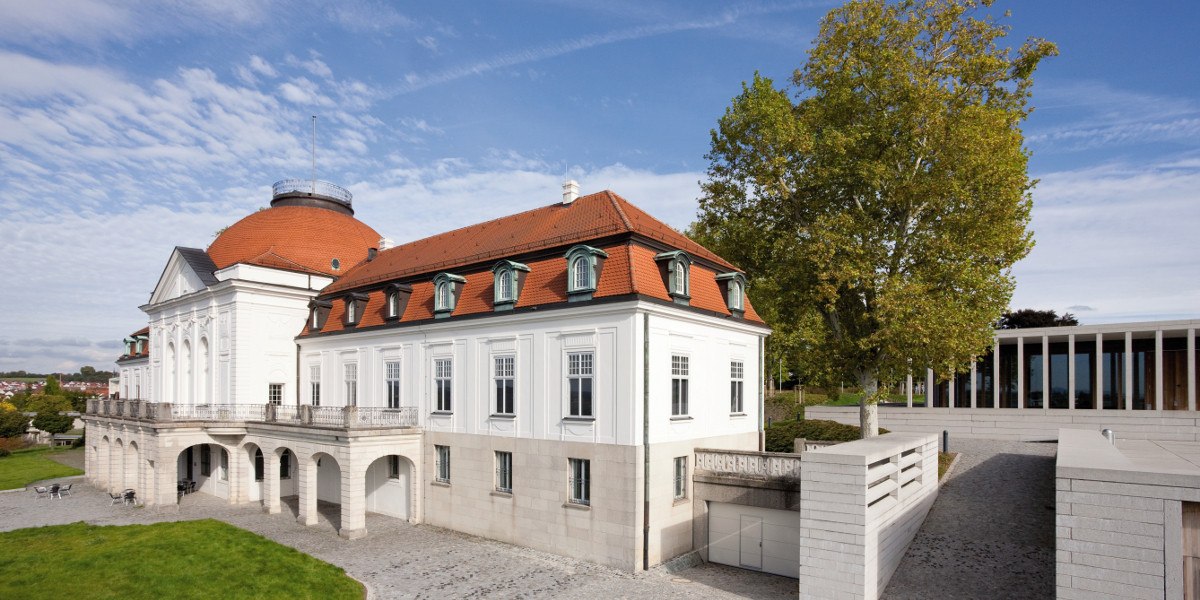 Das Schiller Nationalmuseum in Marbach mit rotem Dach und weißer Fassade, daneben ein moderner Anbau und ein großer Baum., © Stuttgart-Marketing GmbH