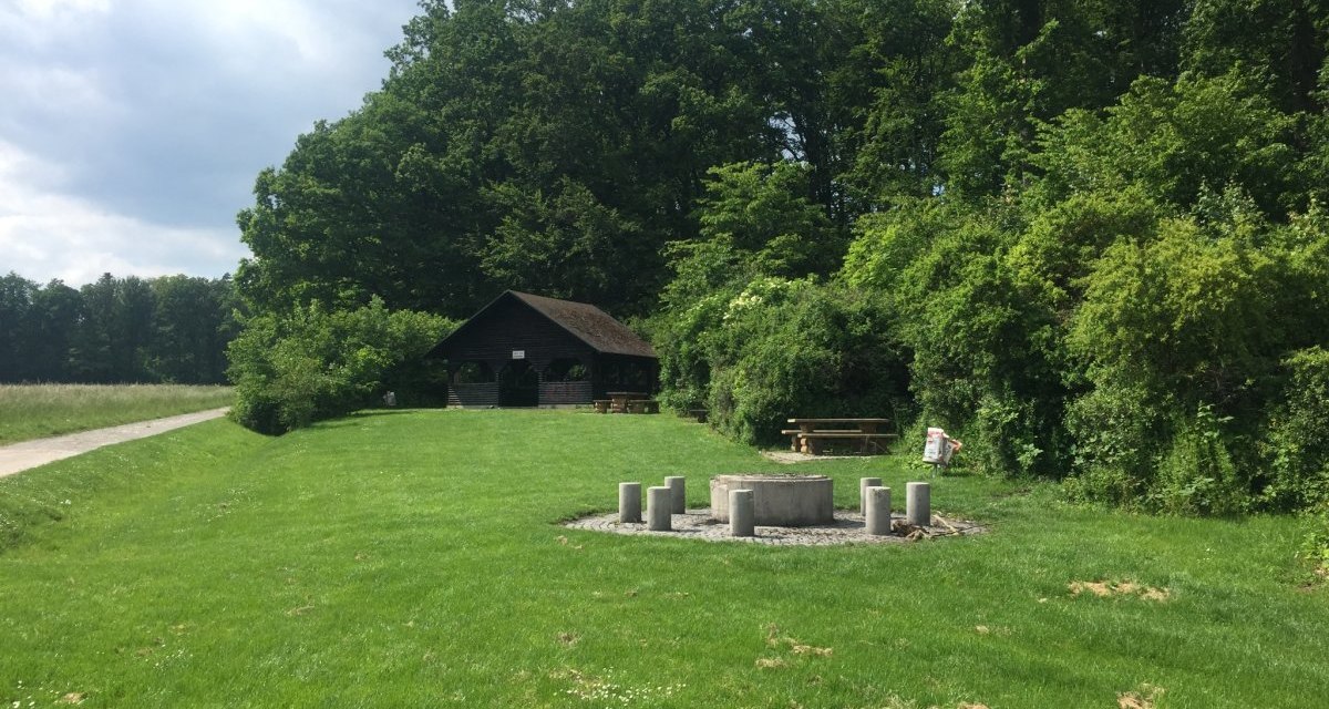 Ein Grillplatz mit einer kleinen Holzhütte, umgeben von grüner Wiese und Bäumen. Ein Weg führt an der Hütte vorbei., © www.pro-cycl.de Ein Grillplatz mit einer kleinen Holzhütte, umgeben von grüner Wiese und Bäumen. Ein Weg führt an der Hütte vorbei., © www.pro-cycl.de