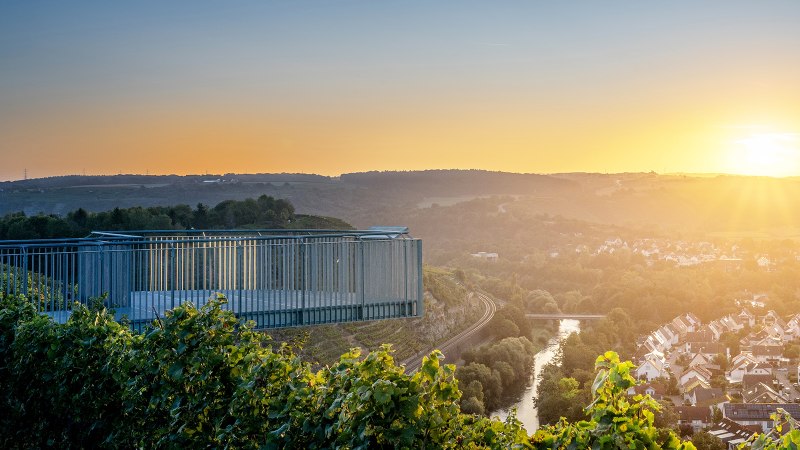 Aussichtsplattform Weinkanzel Besigheim bei Sonnenuntergang, mit Blick auf die Stadt und umliegende Landschaft. Die Sonne strahlt über die Hügel., © SMG, Martina Denker