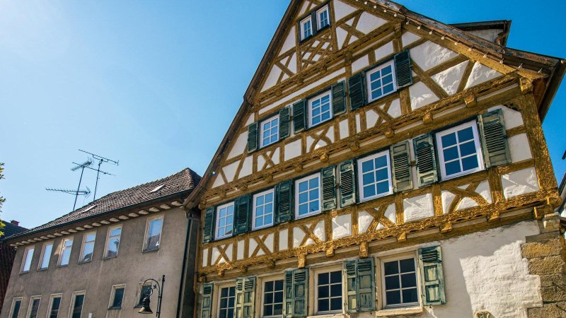 Ein traditionelles Fachwerkhaus in Waiblingen, das Haus der Stadtgeschichte, bei strahlend blauem Himmel und Sonnenschein., &copy; Stuttgart-Marketing GmbH, Sarah Schmid