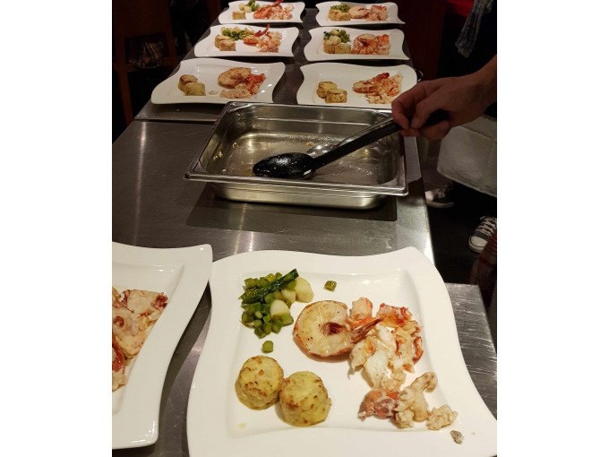 Mehrere Teller mit Fisch, Meeresfrüchten, Spargel und Kartoffeln werden in einer Kochschule angerichtet., © Kultweine-Kochwelten-Kunstücke - Kochschule Sonja Lenz Mehrere Teller mit Fisch, Meeresfrüchten, Spargel und Kartoffeln werden in einer Kochschule angerichtet., © Kultweine-Kochwelten-Kunstücke - Kochschule Sonja Lenz