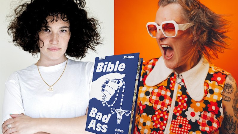 Zwei Frauen posieren mit dem Buch 'Bible Bad Ass'. Eine trägt ein weißes T-Shirt, die andere eine Sonnenbrille und ein buntes Kleid. Hintergrund in Weiß und Orange., © Kulturhaus Schwanen