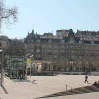 Marienplatz in Stuttgart mit Stra&szlig;enbahn, modernen und historischen Geb&auml;uden. Menschen sitzen auf Treppen, B&auml;ume ohne Laub, sonniger Tag., &copy; Stuttgart-Marketing GmbH