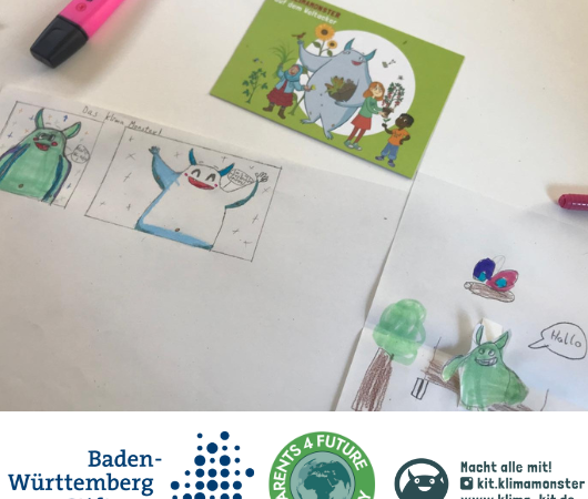 Comiczeichnungen mit einem grünen Monster auf einem Tisch, daneben ein pinker Textmarker und eine Karte mit Kindern und einem Monster., © Bild: Franziska Poike Comiczeichnungen mit einem grünen Monster auf einem Tisch, daneben ein pinker Textmarker und eine Karte mit Kindern und einem Monster., © Bild: Franziska Poike