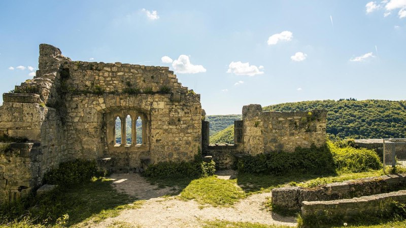 Ruine der Burg Hohenurach in Bad Urach, umgeben von grünen Hügeln und blauem Himmel. Die Steinmauern sind teilweise erhalten., © Stuttgart-Marketing GmbH, Sarah Schmid