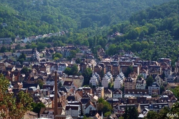 Blick auf Stuttgart mit dicht bebauten Häusern und grünen Hügeln im Hintergrund. Eine Mischung aus urbaner und natürlicher Landschaft., © Stuttgart Marketing GmbH