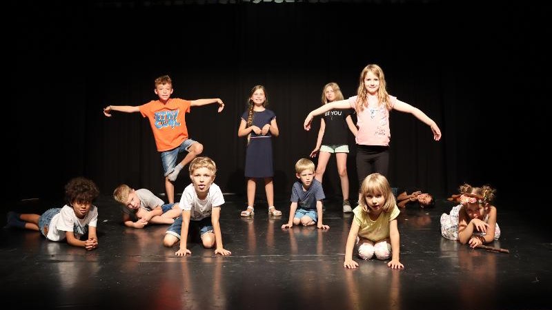 Kinder auf einer B&uuml;hne f&uuml;hren Tanzposen auf. Sie sind Teil eines Ferienworkshops f&uuml;r Tanztheater in Ludwigsburg., &copy; Kunstschule Labyrinth