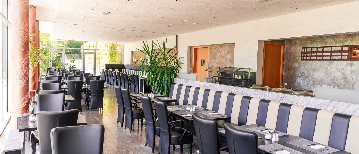Modernes Restaurant mit schwarzen Stühlen, gedeckten Tischen und großen Fenstern. Pflanzen und helle Wände schaffen eine einladende Atmosphäre., © Plaza Residence Stuttgart-Ditzingen Modernes Restaurant mit schwarzen Stühlen, gedeckten Tischen und großen Fenstern. Pflanzen und helle Wände schaffen eine einladende Atmosphäre., © Plaza Residence Stuttgart-Ditzingen