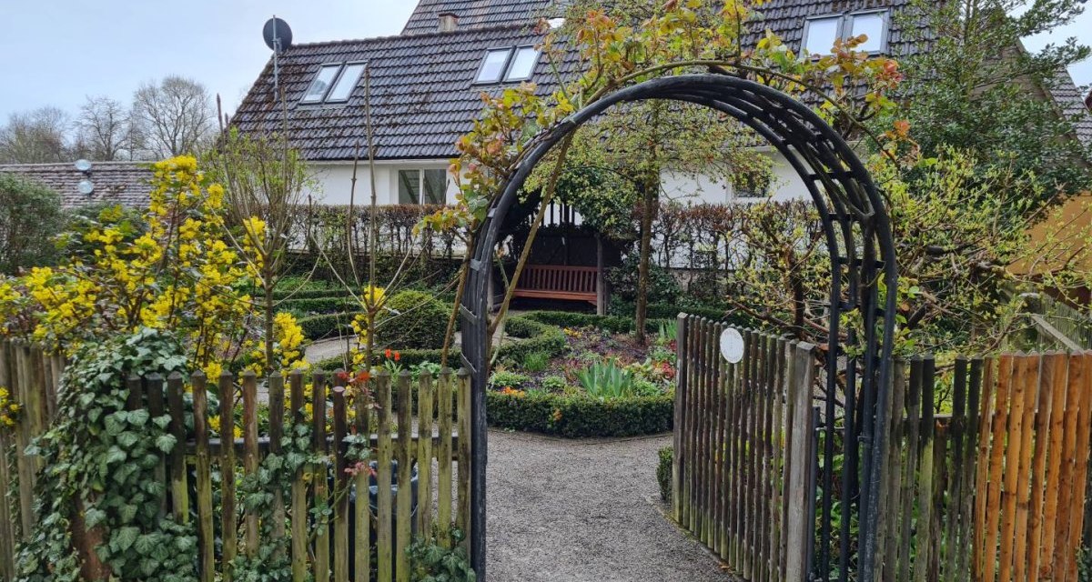 Ein schmuckes Holztor unter einem historischen Steinbogen markiert den stimmungsvollen Eingang zum Waiblinger Apothekergarten. Der Zugang wirkt wie ein kleines Portal in eine gr&uuml;ne Oase voller Heilpflanzen, D&uuml;fte und Ruhe mitten in der Stadt., &copy; Remstal Tourismus e.V.