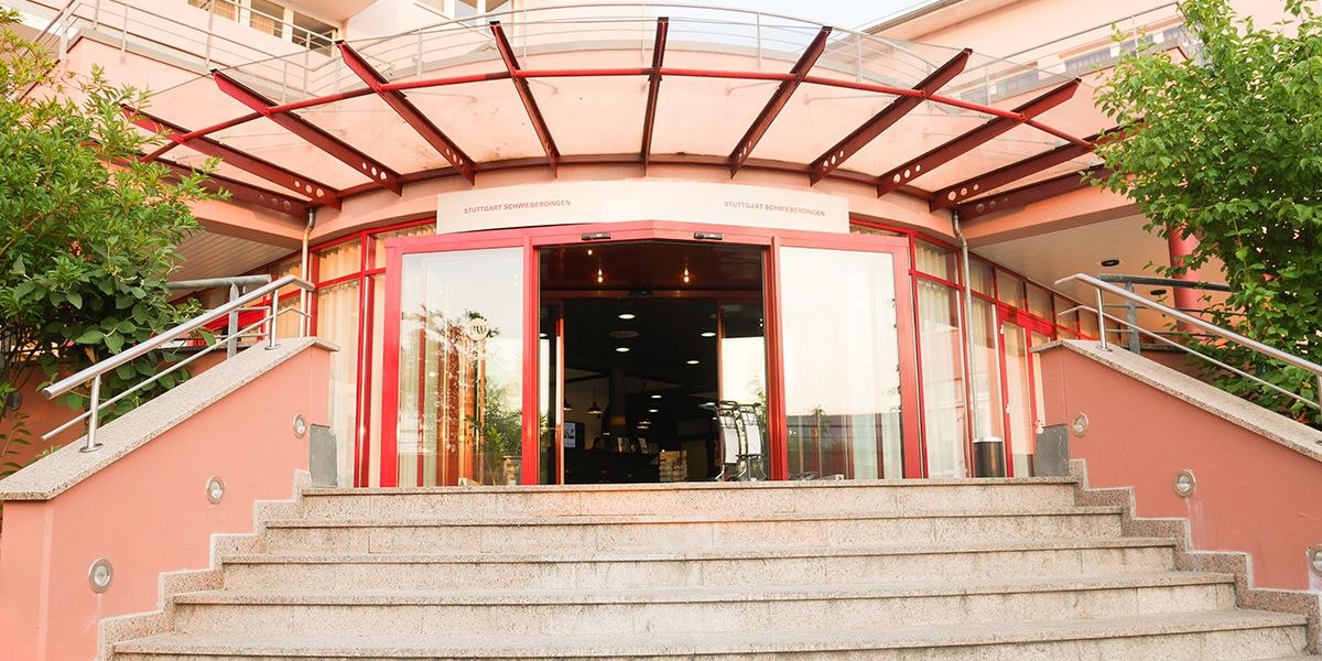 Eingang des Best Western loftstyle Hotels in Schwieberdingen mit Glasüberdachung und roten Akzenten., © Best Western loftstyle hotel Schwieberdingen